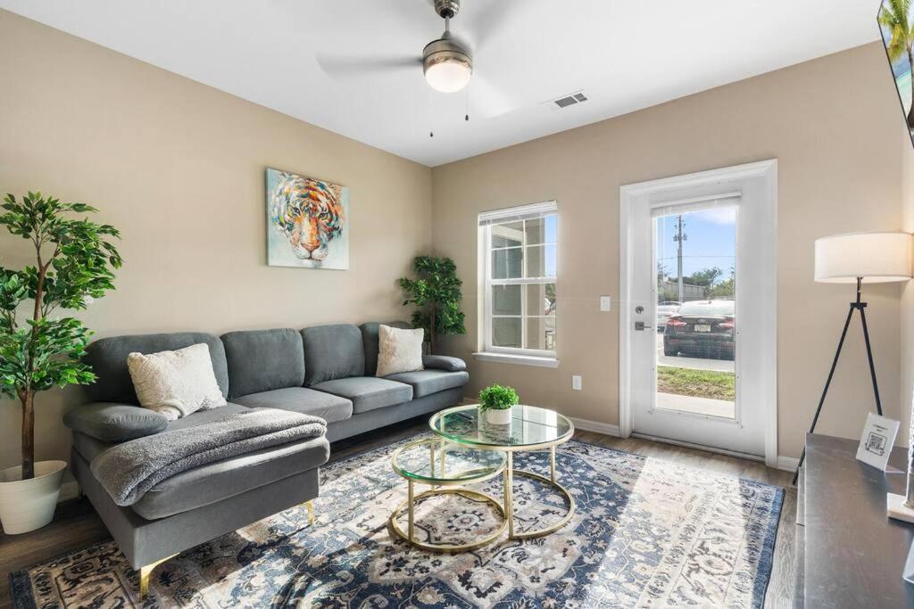 Elegant 1Br/1Ba Condo With Pool, Gym And Laundry Μελβούρνη Εξωτερικό φωτογραφία