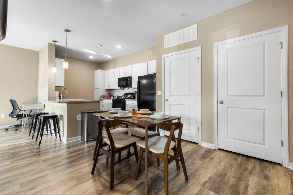 Elegant 1Br/1Ba Condo With Pool, Gym And Laundry Μελβούρνη Εξωτερικό φωτογραφία